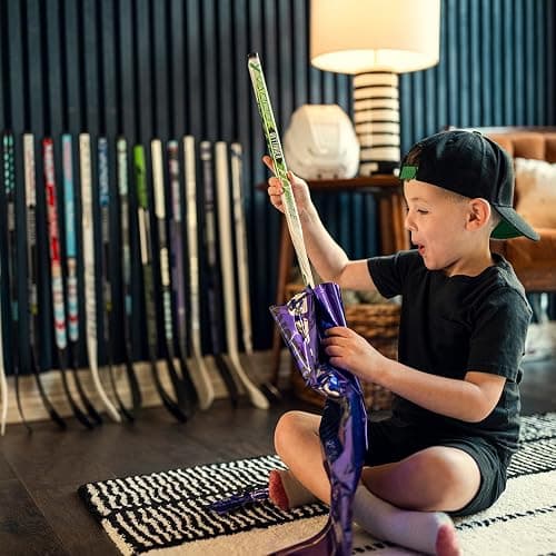 Bauer Mystery Mini Goalie Stick 2025 - Left Curve - 1 Random Stick / Bâton mini mystère Bauer Gardien 2025 - Courbe Gauche - 1 bâton aléatoire thumbnail 2