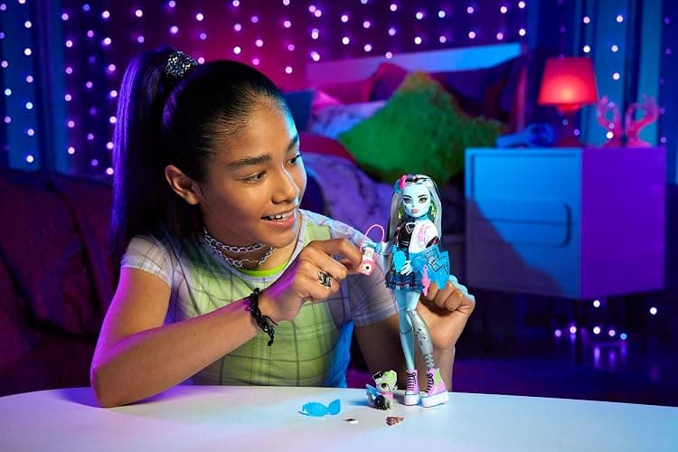 Monster High Doll, Frankie Stein with Blue & Black Streaked Hair in Signature Look with Fashion Accessories & Pet Dog Watzie thumbnail 2
