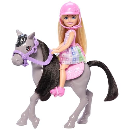 Barbie Chelsea und Pony Puppe und Pony - Aufsatteln zur Spielzeit für sicheres Sitzen auf dem Pferd, rosa Sattel und Steigbügeln, inklusive Helm und süßem Karo-Kleid, für Kinder ab 3 Jahren, HTK29 - Image 1