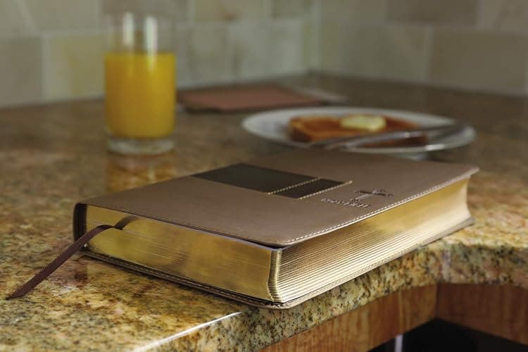 NIV, Premium Gift Bible, Leathersoft, Brown, Red Letter, Comfort Print: The Perfect Bible for Any Gift-Giving Occasion thumbnail 5