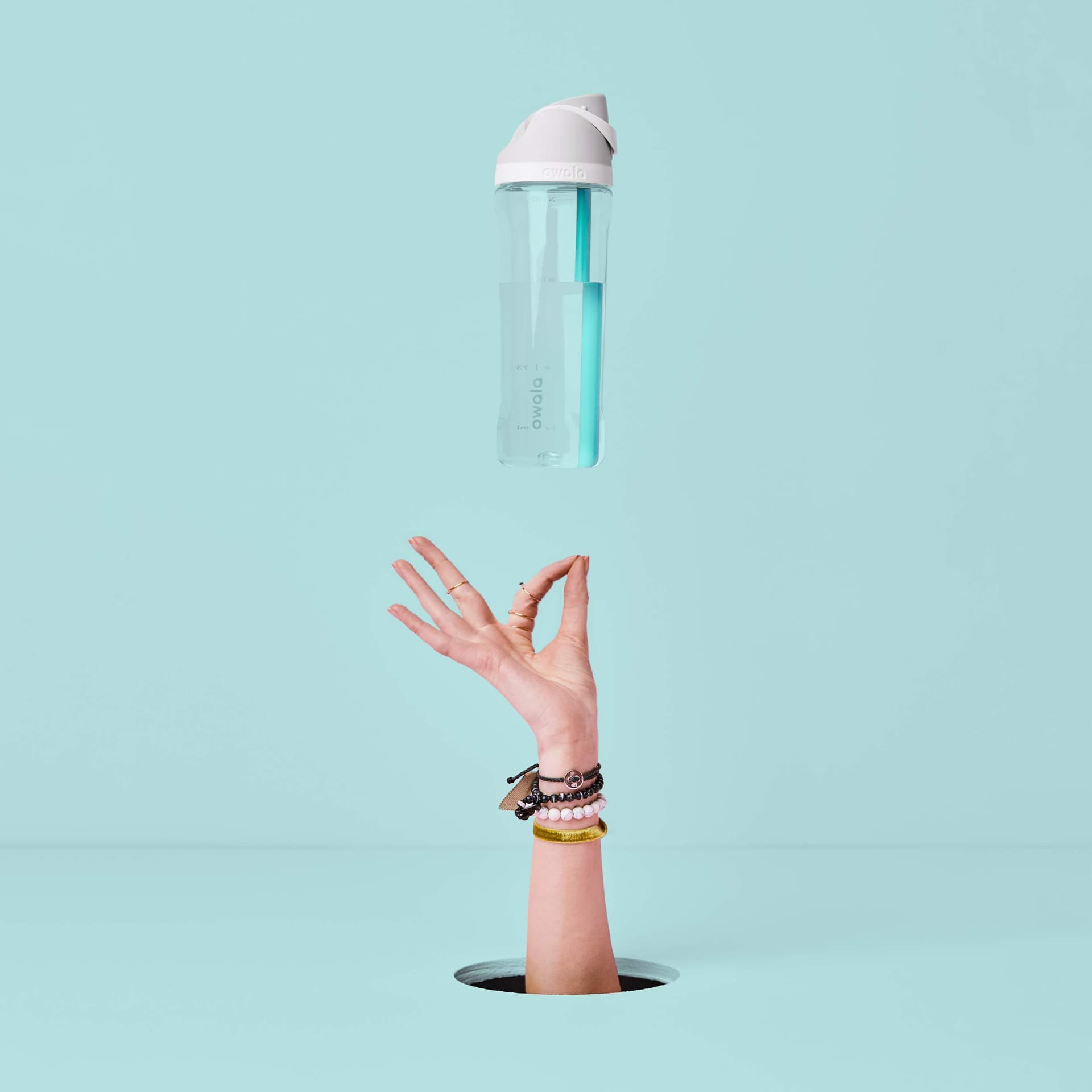 Owala FreeSip Clear Tritan Plastic Water Bottle with Straw, BPA-Free Sports Water Bottle, Great for Travel, 25 Oz, Shy Marshmallow thumbnail 6