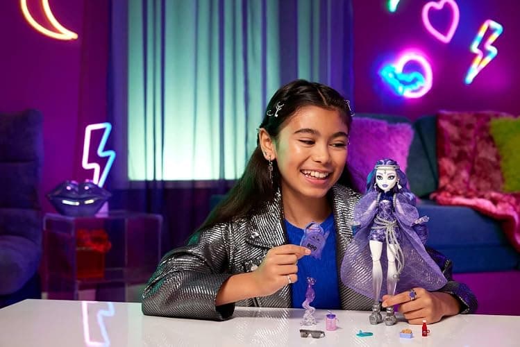 Monster High Spectra Vondergeist Doll with Pet Ferret Rhuen and Accessories like Backpack, Tablet, Snacks and More, HXH77 thumbnail 2