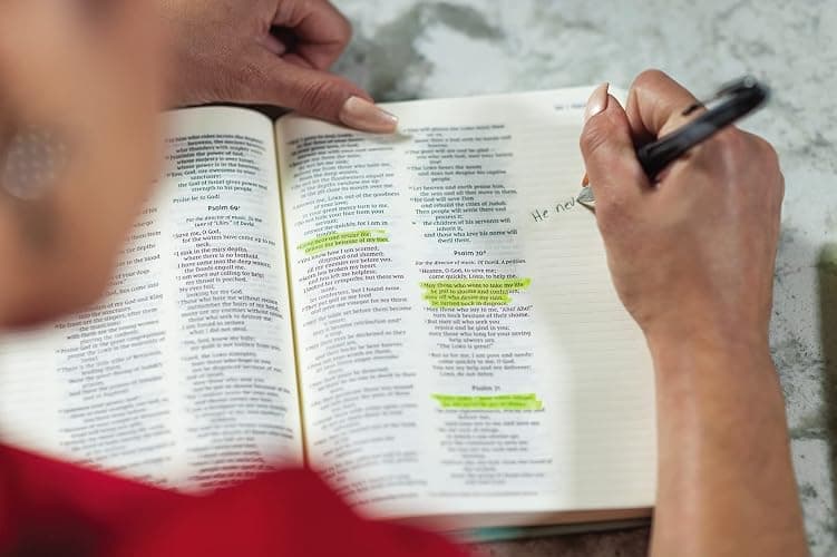NIV, Journal the Word Bible (Perfect for Note-Taking), Double-Column, Cloth over Board, Teal, Red Letter, Comfort Print: Reflect, Take Notes, or Create Art Next to Your Favorite Verses thumbnail 6