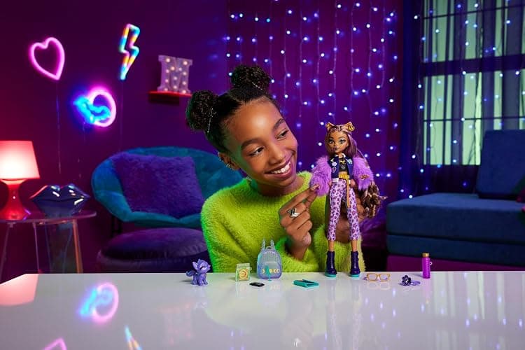 Monster High Clawdeen Wolf Doll with Pet Dog Crescent & Accessories Like Backpack, Planner, Snacks & More thumbnail 2