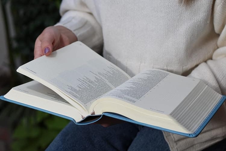 Biblia Católica de apuntes, Tapa dura/tela, Azul, Comfort Print (Spanish Edition) thumbnail 7