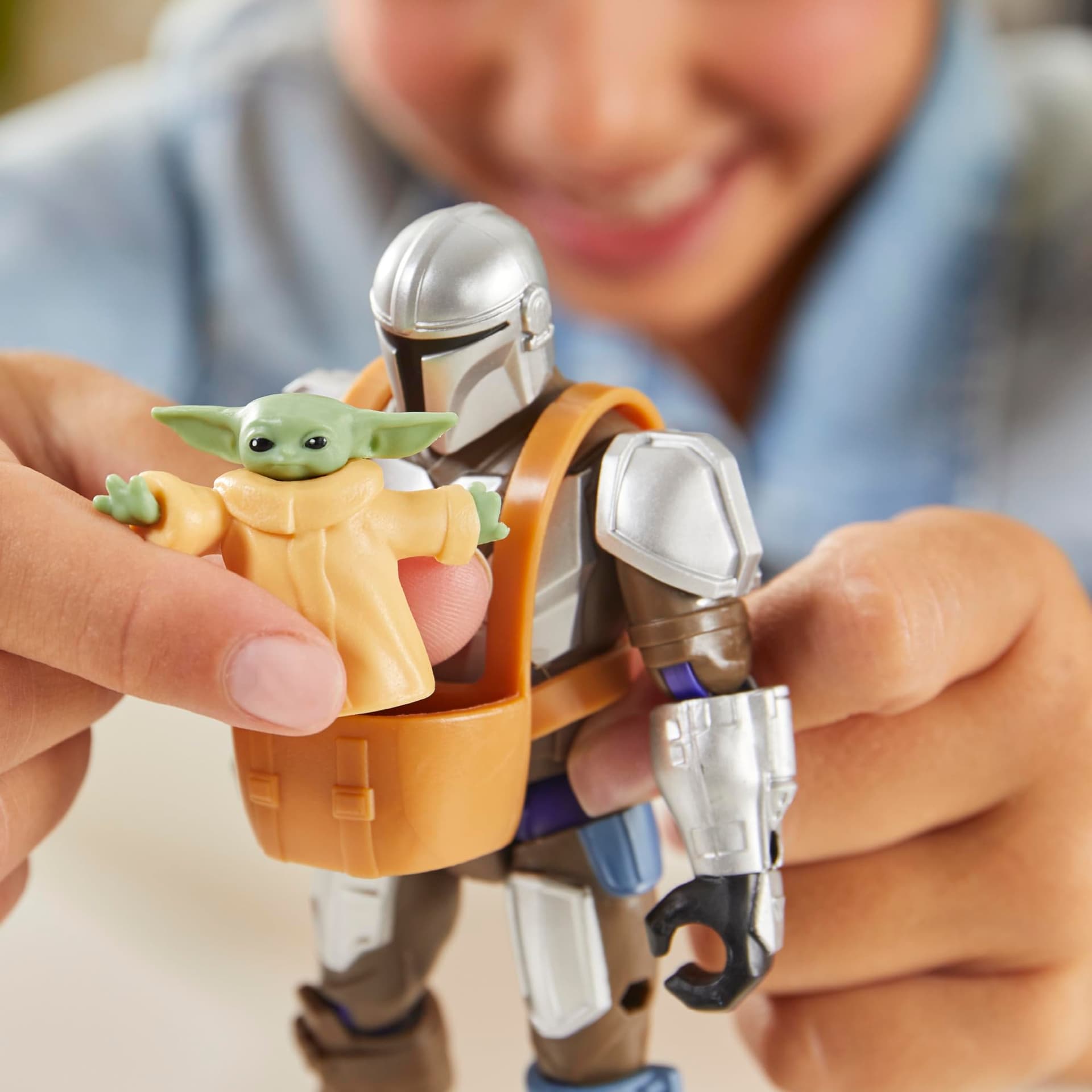 Star Wars Mixmashers Mando and Grogu DLX Figure thumbnail 7