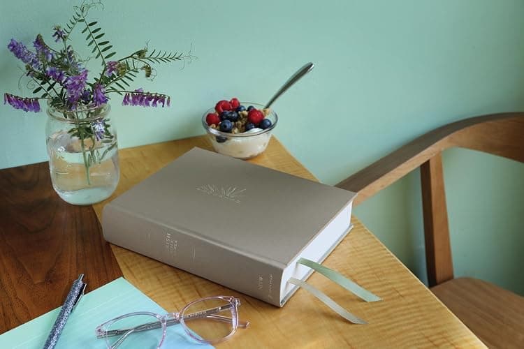 Flourish: The NIV Bible for Women, Cloth over Board, Cream, Comfort Print thumbnail 2
