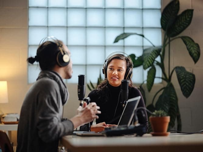 AKG Pro Audio P120 - Affordable 2/3-Inch Diaphragm Condenser Microphone for Clear Vocals & Instruments. Studio Recording or Live. XLR Connector. Black thumbnail 5