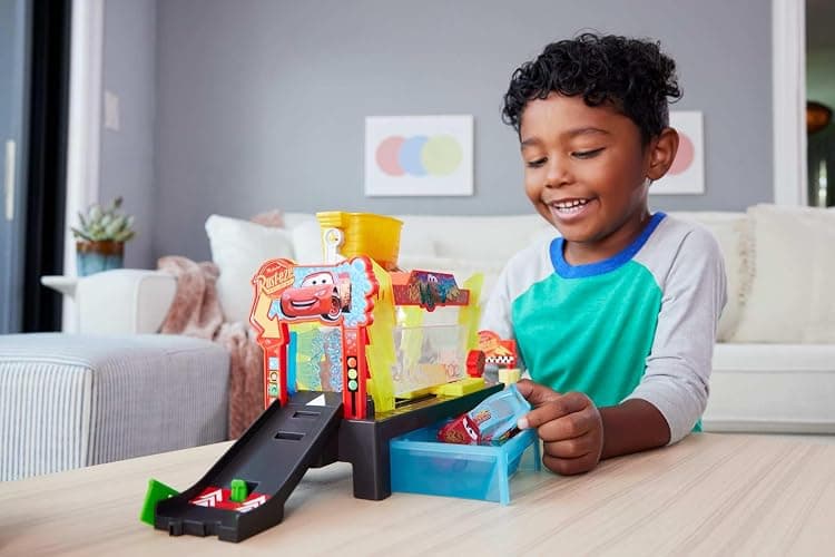 Mattel Disney Pixar Cars Color Changers Car Wash Playset with Color Changing Lightning McQueen Toy Vehicle, 20-Inches Long, Connects to Other Sets thumbnail 2