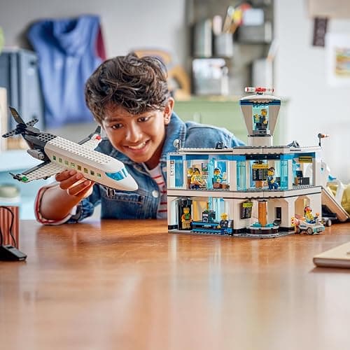 LEGO City Flughafen mit Flugzeug - Spielzeug Miniatur Modellbau mit Terminal, Flugzeug, Schlepperfahrzeug, Fluggastbrücke, 9 Minifiguren & Zubehör - Geburtstagsgeschenk für Jungen ab 8 Jahren - 60502 thumbnail 2