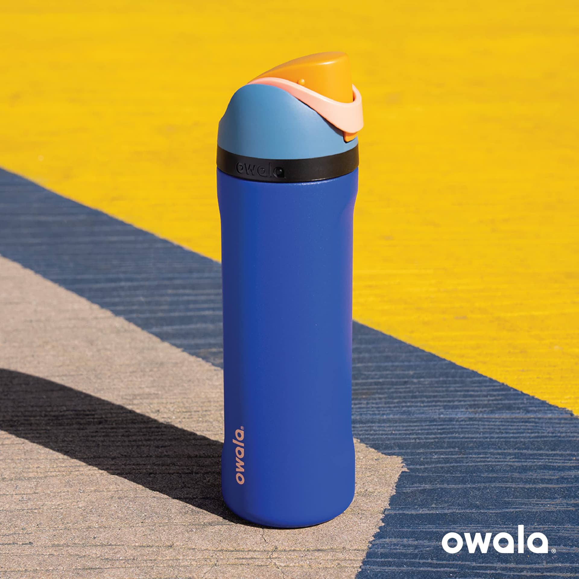 Owala FreeSip Insulated Stainless Steel Water Bottle with Straw, BPA-Free Sports Water Bottle, Great for Travel, 32 Oz, Very, Very Dark thumbnail 6