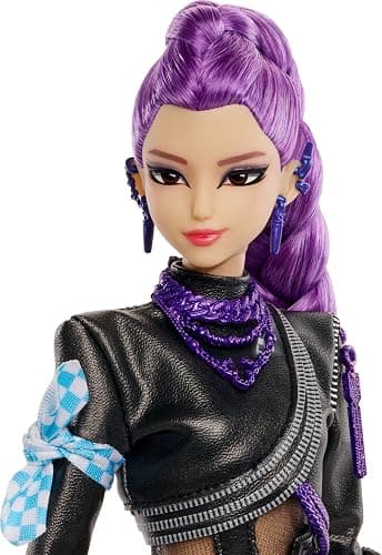 ​Mattel Kpop Demon Hunters HUNTR/X Rumi Deluxe Fashion Doll | Wearing Removable Battle Look with Sword Accessory, 11 Posable Joints, Inspired by the Movie​​ thumbnail 2