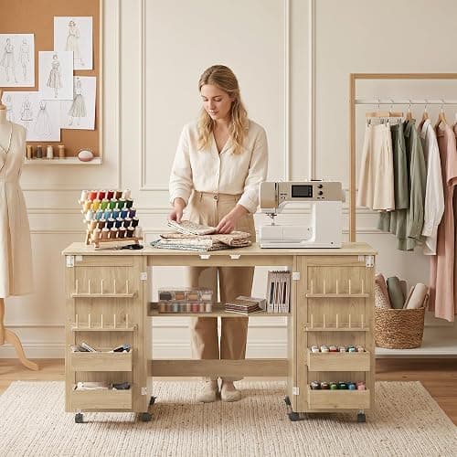 HOMCOM Table de Couture Pliante à roulettes 2 Portes Magnétiques Chêne | Meuble Couture, 4 Bacs, 20 Crochets, Étagère de Rangement, Meuble Machine à Coudre pour Salon Bureau Studio thumbnail 9