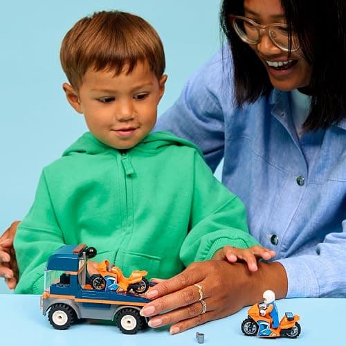 LEGO City Motorradtransporter - Spielzeug zur Förderung der Feinmotorik mit Transporter, 2 Motorrädern, 2 Minifiguren, Rampe und Zubehör - Geburtstagsgeschenk für Jungen ab 4 Jahren - 60491 thumbnail 2