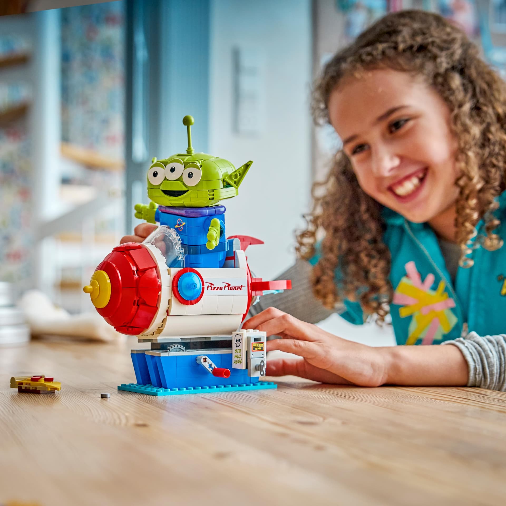 LEGO | Disney Pixar Alien met Pizza Planet Rocket Rit - Ruimteschip Speelgoed met Alien Figuur - Kinderkamerdecoratie - Cadeau voor Jongens, Meisjes en Toy Story Fans vanaf 9 Jaar - 43307 thumbnail 6