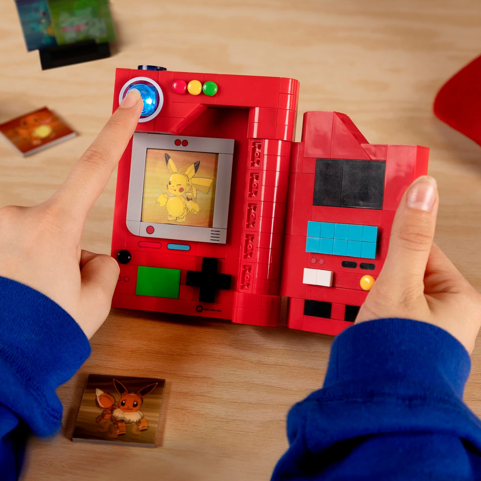 MEGA Pokémon, bouwspeelgoed voor volwassenen, bouwbare Pokédex van Regio Kanto met 322 onderdelen, licht en kaarten, voor verzamelaars, HYM37 thumbnail 5