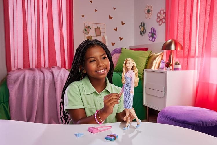 Mattel Universal Wicked Glinda Fashion Doll & Accessories with Styled Blonde Hair, Posability & Removable School Uniform Look thumbnail 2