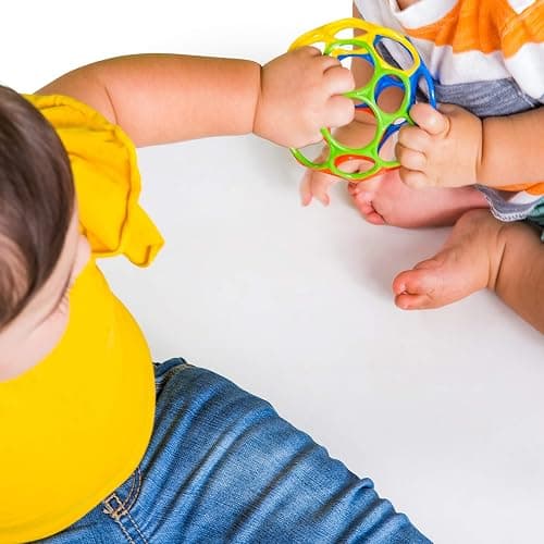 Bright Starts, Oball Classic, Palla Morbido e Flessibile Facile da Maneggiare, Giocattolo di attività Sensoriale per Bambini di Tutte Le età, Multicolore thumbnail 4