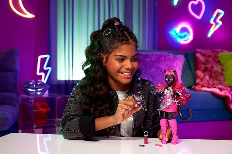 Monster High Catty Noir Doll with Pet Cat Amulette and Accessories Like Backpack, Music Book, Microphone and More thumbnail 2