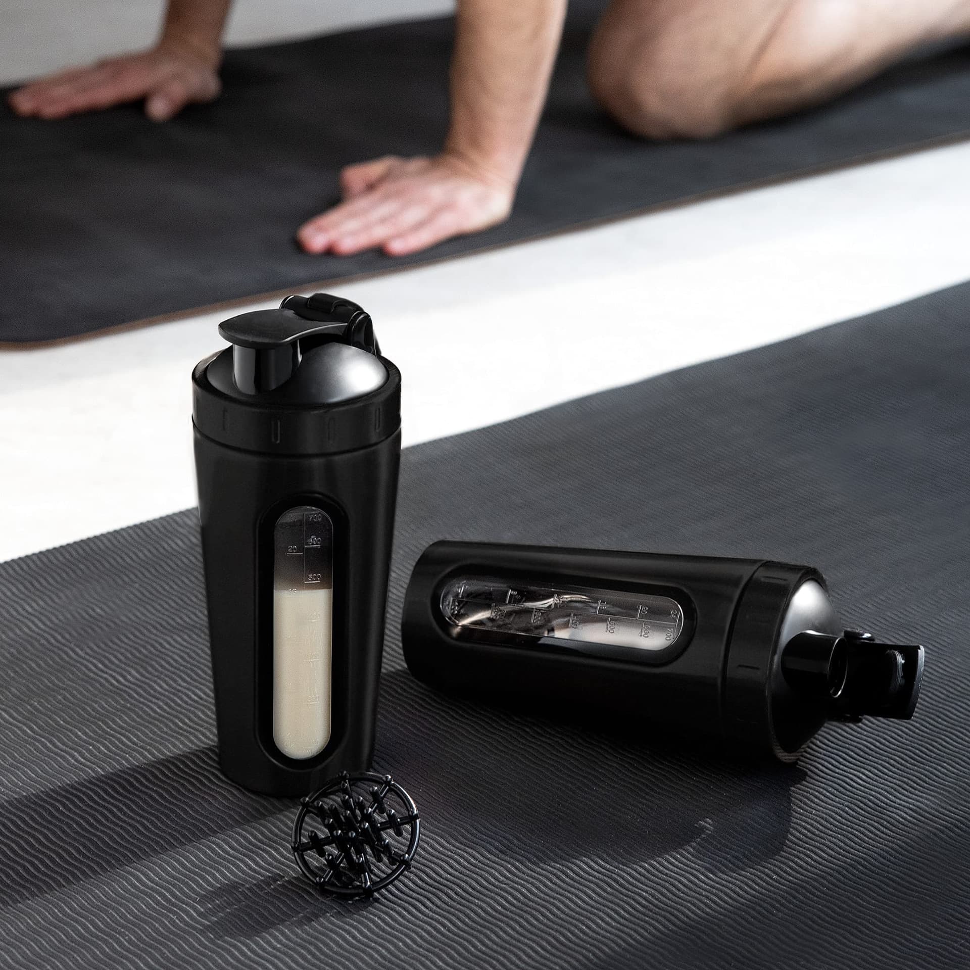 Navaris protein shaker - Stainless steel shaker cup - Cup for protein shakes - Shaker - 750 ml - Protein shaker - Includes shaker ball thumbnail 2