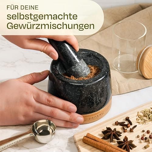 Praknu Mörser aus Granit klein mit Stößel - Für ein feines Mahlergebnis - Mit Untersetzer aus nachhaltigem FSC® Holz - Leicht zu Reinigen thumbnail 2