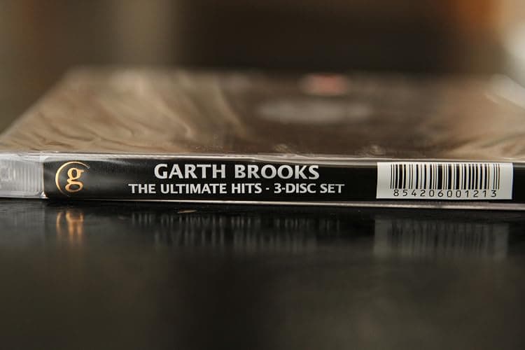 Garth Brooks Ultimate Hits thumbnail 2
