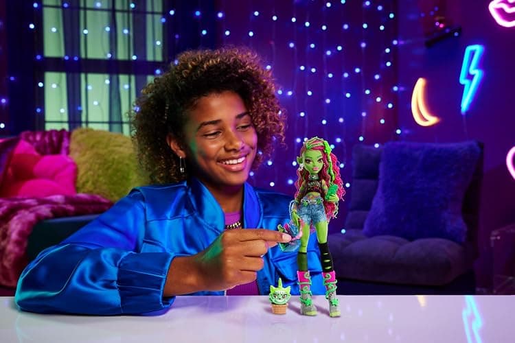 Monster High Venus McFlytrap Doll with Plant Monster Pet Cat Chewlian and Accessories Like Backpack, Notebook, Snacks and More thumbnail 2