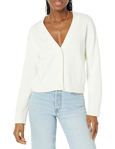 Amazon Essentials Women's Relaxed Fit V-Neck Cropped Cardigan, Ribbed Knit - Image 1
