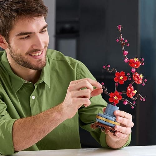 LEGO Botanicals Pflaumenblüte - Pflegeleichte Blumendeko aus der Botanik Kollektion - Kreatives Bauset für Erwachsene - Entspannende Aktivität - Künstliche Pflanze zum Sammeln 10369 thumbnail 2