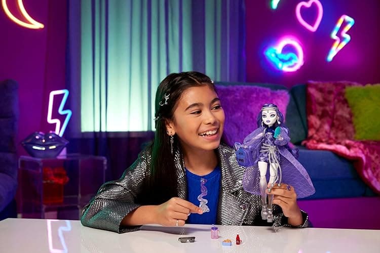 Monster High Spectra Vondergeist Doll with Pet Ferret Rhuen and Accessories Like Backpack, Tablet, Snacks and More thumbnail 3