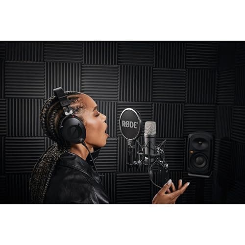 Rode NT1 Signature Series Black Recording Bundle with Focusrite Scarlett Solo Interface, StreamEye Cans50 Headphones, and On-Stage MS7701B Floor Stand — 4 dBA Self-Noise, 48V Phantom Power, Air Mode thumbnail 9