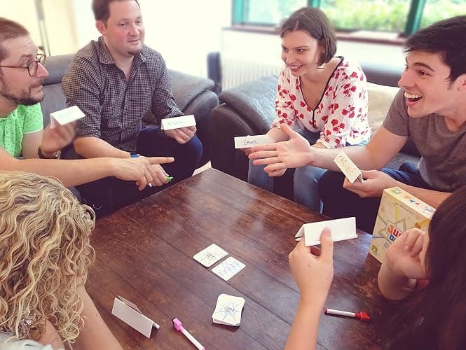 Asmodee - Just One - Jeu de Société Famille - Jeu d 'Ambiance Coopératif pour Enfants dès 8 Ans - Jeu de Cartes avec Mots à Deviner - 3 à 7 Joueurs - 20 Min - Version française - Repos Production thumbnail 2