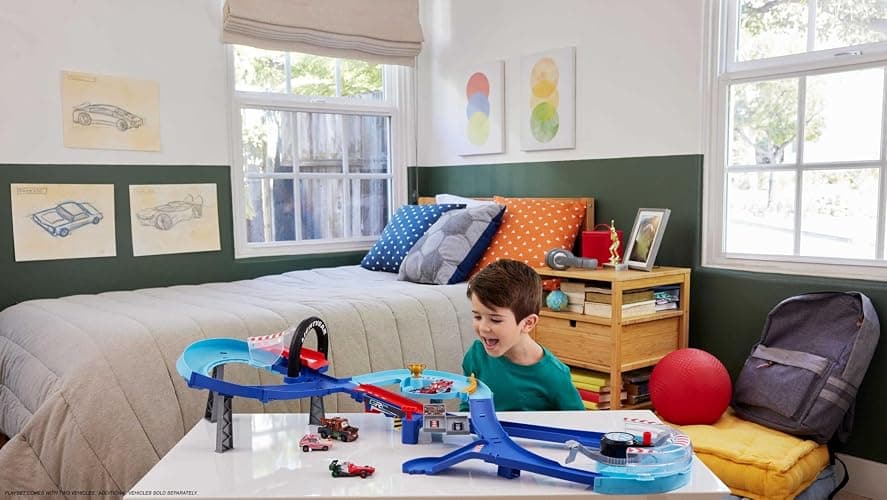 Mattel Disney and Pixar Cars Playset with 2 Toy Cars, Lightning McQueen & Francesco Bernoulli, GRC Jumping Raceway Track Set with Kid-Powered Booster thumbnail 2