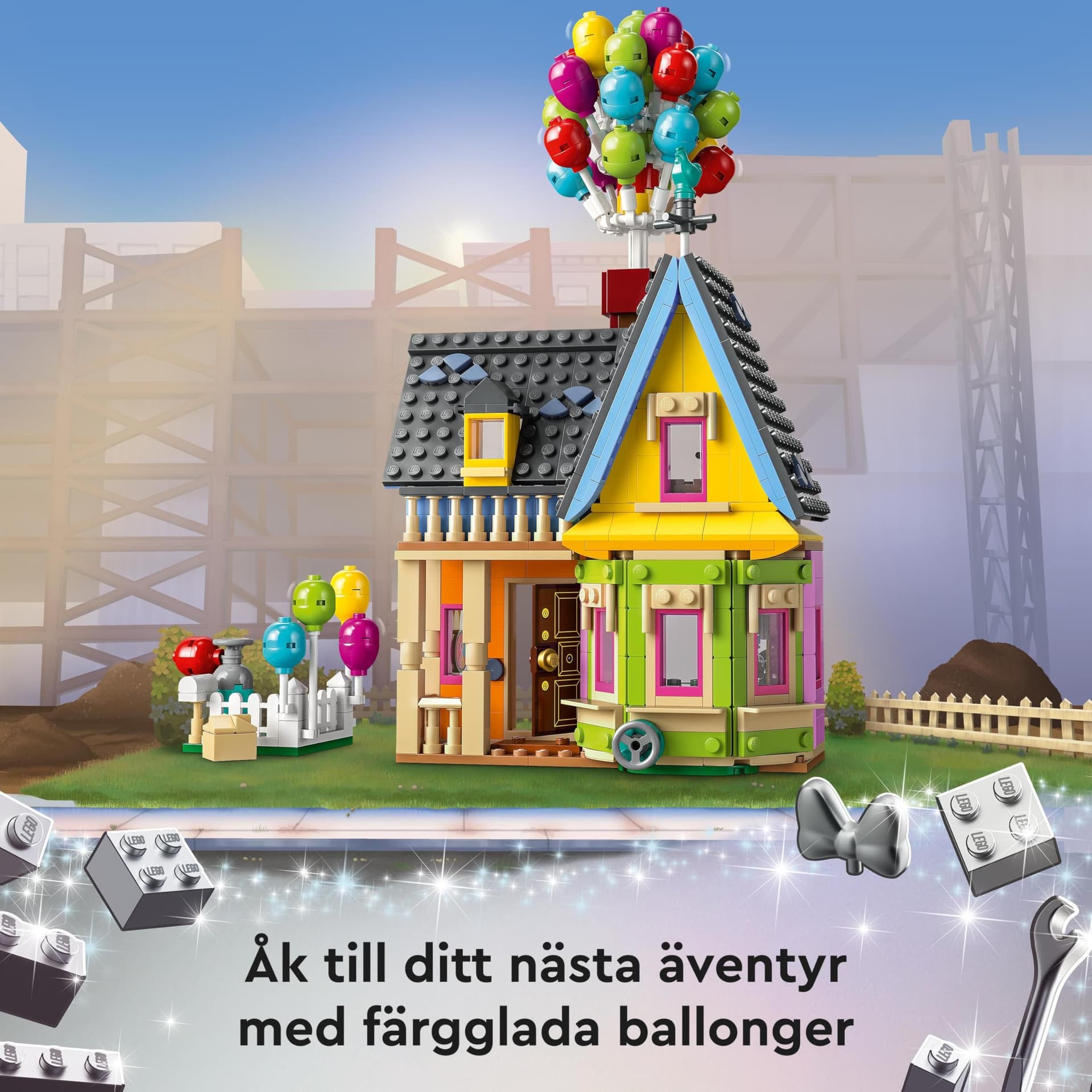LEGO Disney House from "Up" Building Kit with Toy House and Minifigures, Comes with Carl Fredricksen, Oskar and Dogge Toy Dog, from 9 years 43217 thumbnail 4
