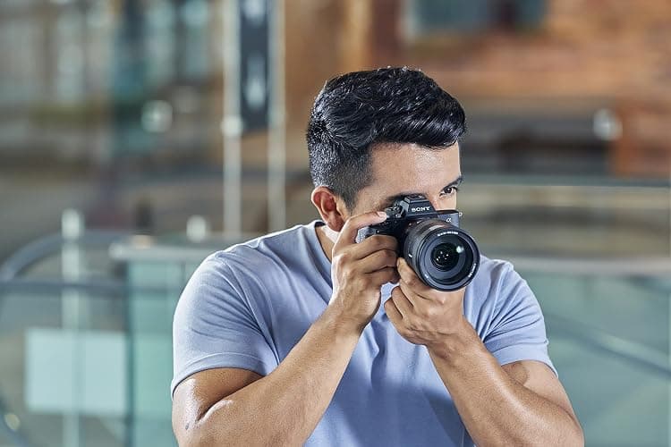 Sony Alpha 7 IV Fotocamera full frame con obiettivo 28-70 mm – 33 MP, autofocus in tempo reale, 10 fps, video 4K 60p, touchscreen, funzioni professionali per foto e filmati thumbnail 3
