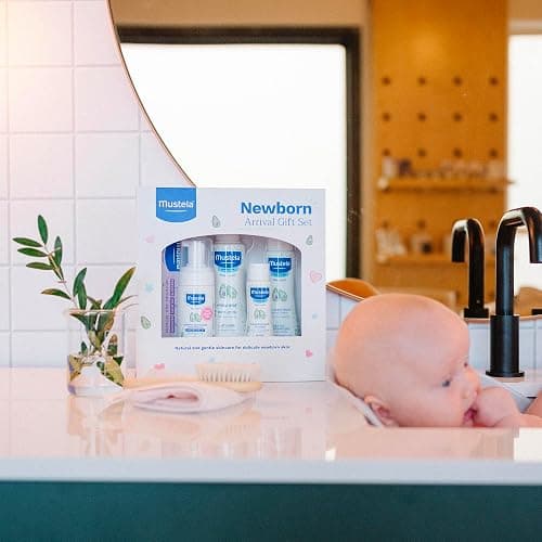 Mustela Newborn Arrival Gift Set - Baby Skincare & Bath Time Essentials - Natural & Plant Based - 5 Items Set thumbnail 3