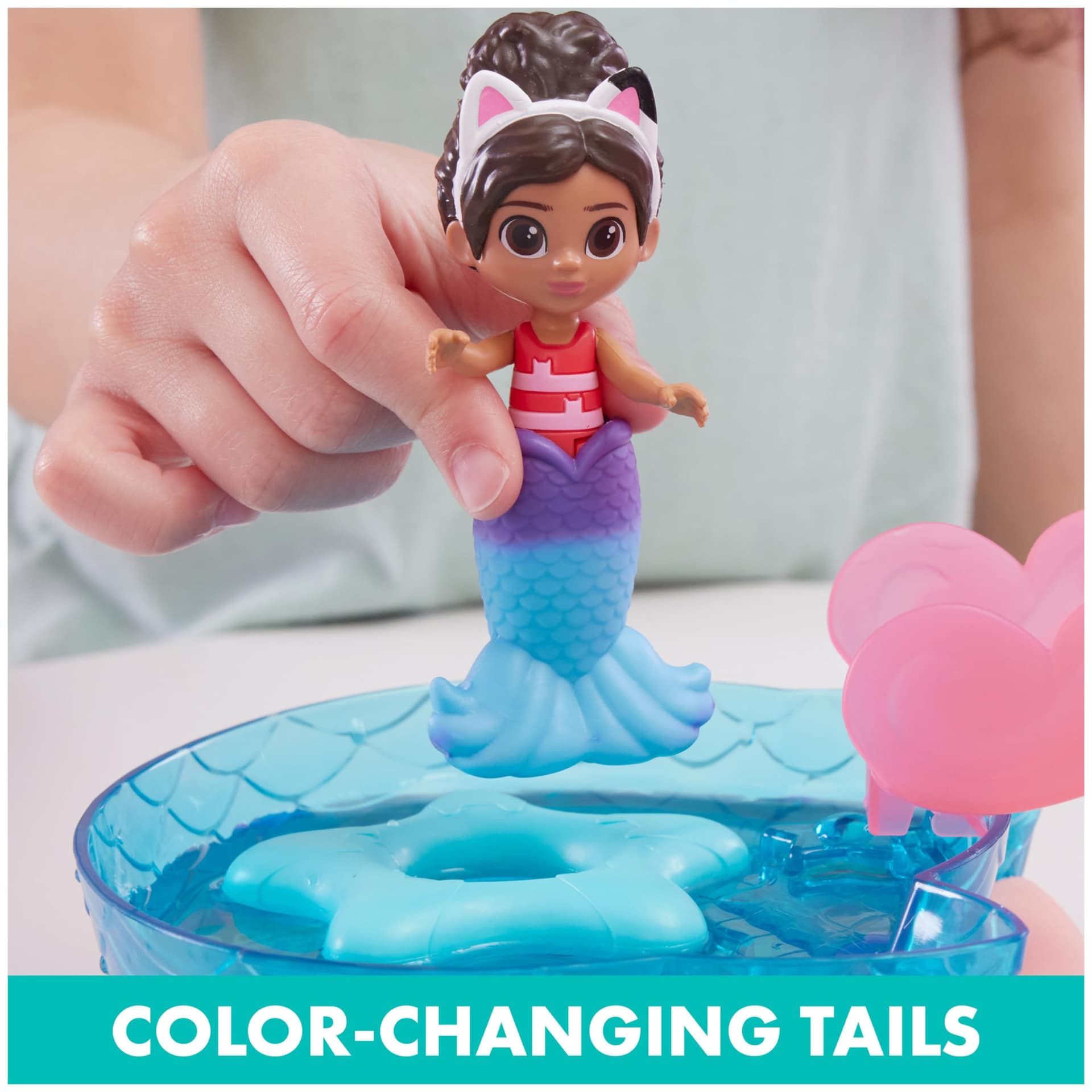 Gabby’s Dollhouse, Purr-ific Pool Playset with Gabby and MerCat Figures, Colour-Changing Mermaid Tails and Pool Accessories Kids’ Toys for Ages 3 and Up thumbnail 4
