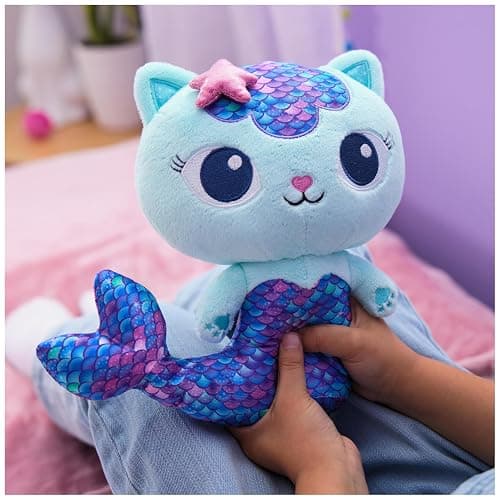 Gabby’s Dollhouse, Fin-Tastic MerCat, Premium Plush Toy, 25cm-Tall Stuffed Animal with Moving Mermaid Tail, Kids’ Toys for Girls & Boys Aged 3+ thumbnail 4