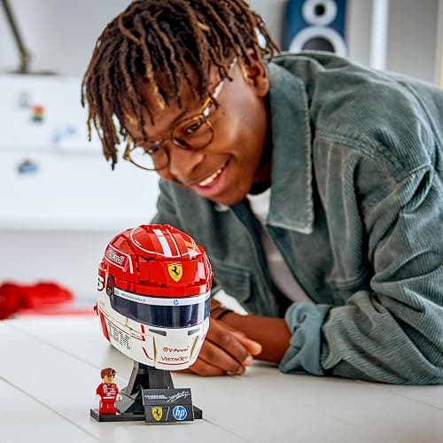 LEGO Editions Scuderia Ferrari HP Casque de Charles Leclerc - Produit F1 - Maquette avec Minifigurine Collector - Décoration Intérieure - Cadeau pour Garçon dès 14 ans et Adulte Fan d'Automobile 43014 thumbnail 2
