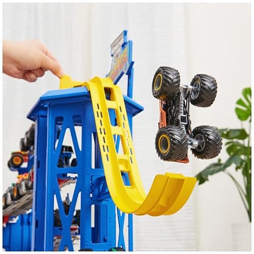 Monster Jam Garage Playset and Storage with Exclusive Grave Digger Monster Truck, Lights & Sounds, Kids Toys for Boys and Girls Ages 4 and Up thumbnail 2