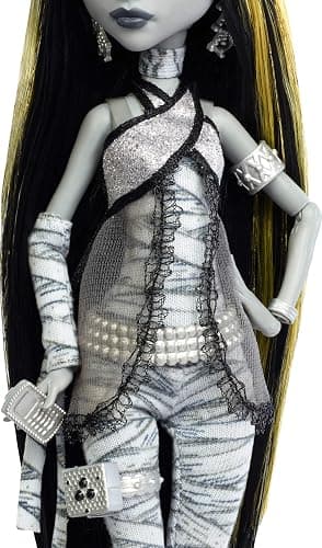Monster High Reel Drama Doll, Cleo De Nile Black and White Reproduction Collectible with Doll-Size and Life-Size Posters, Horror Flick Theme, and Pet thumbnail 4