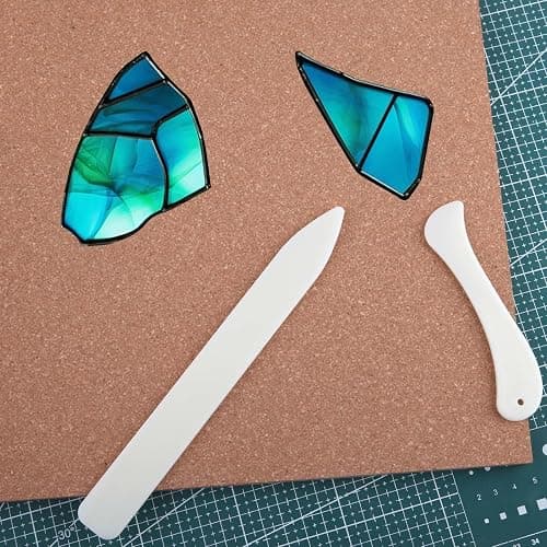 LEONTOOL Surface de Travail en vitrail résistant à la Chaleur avec 2 brunissoirs Outils en vitrail Tapis de Coupe pour la Protection de la Table et du comptoir Bricolage Pliage Encorchage Brunissage thumbnail 6