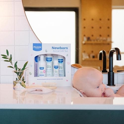 Mustela Newborn Arrival Gift Set - Baby Skincare & Bath Time Essentials - Natural & Plant Based - 5 Items Set thumbnail 4