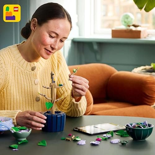 LEGO Botanicals Hibiscus Flower Set 10372 thumbnail 4