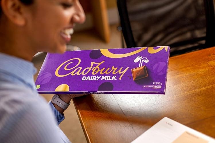Cadbury Dairy Milk Chocolate Gift Bar, The Classic Creamy Taste, Perfect for Sharing or Gifting, Extra-Large, 850 g (Pack of 1) thumbnail 2