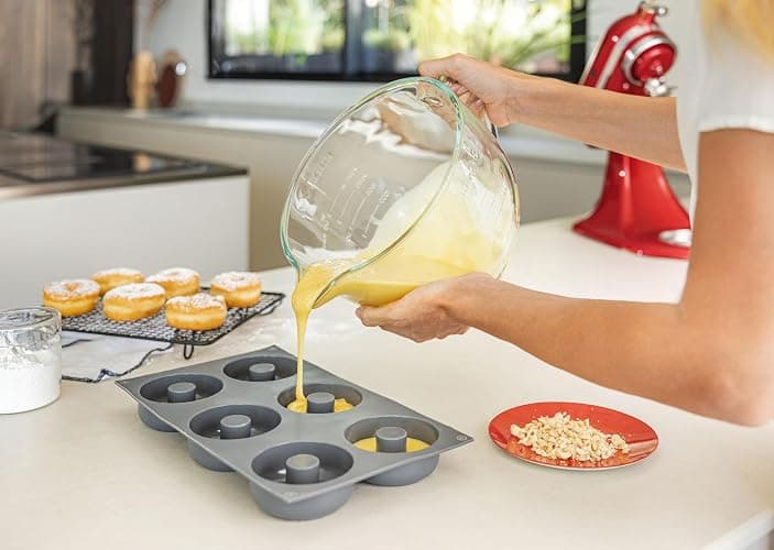 KitchenAid 4.7L Glas-Rührschüssel mit Ausguss, Griff & Silikondeckel, mikrowellen-, gefrier- & spülmaschinenfest, passend für 4.3L & 4.7L Kippkopf-Küchenmaschinen thumbnail 2
