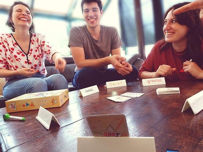 Asmodee - Just One - Jeu de Société Famille - Jeu d 'Ambiance Coopératif pour Enfants dès 8 Ans - Jeu de Cartes avec Mots à Deviner - 3 à 7 Joueurs - 20 Min - Version française - Repos Production thumbnail 6