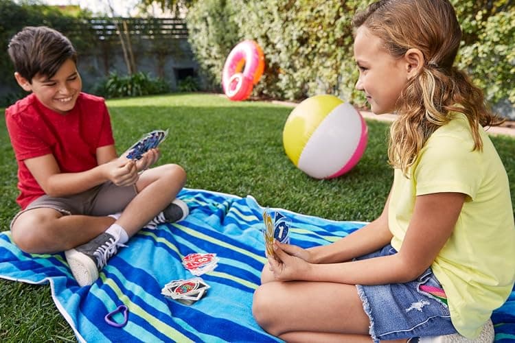Mattel Games UNO Splash Card Game with Waterproof Cards and Portable Clip for Travel, Camping and Game Nights Away thumbnail 2