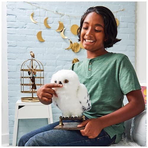 Wizarding World, Enchanting Hedwig Interactive Harry Potter Owl with Over 15 Sounds and Movements and Hogwarts Envelope, Kids Toys for Ages 5 and up thumbnail 6