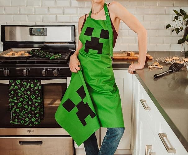Minecraft Green Creeper Kitchen Set | Apron, Oven Mitt, Dish Towels, Pot Holder thumbnail 6